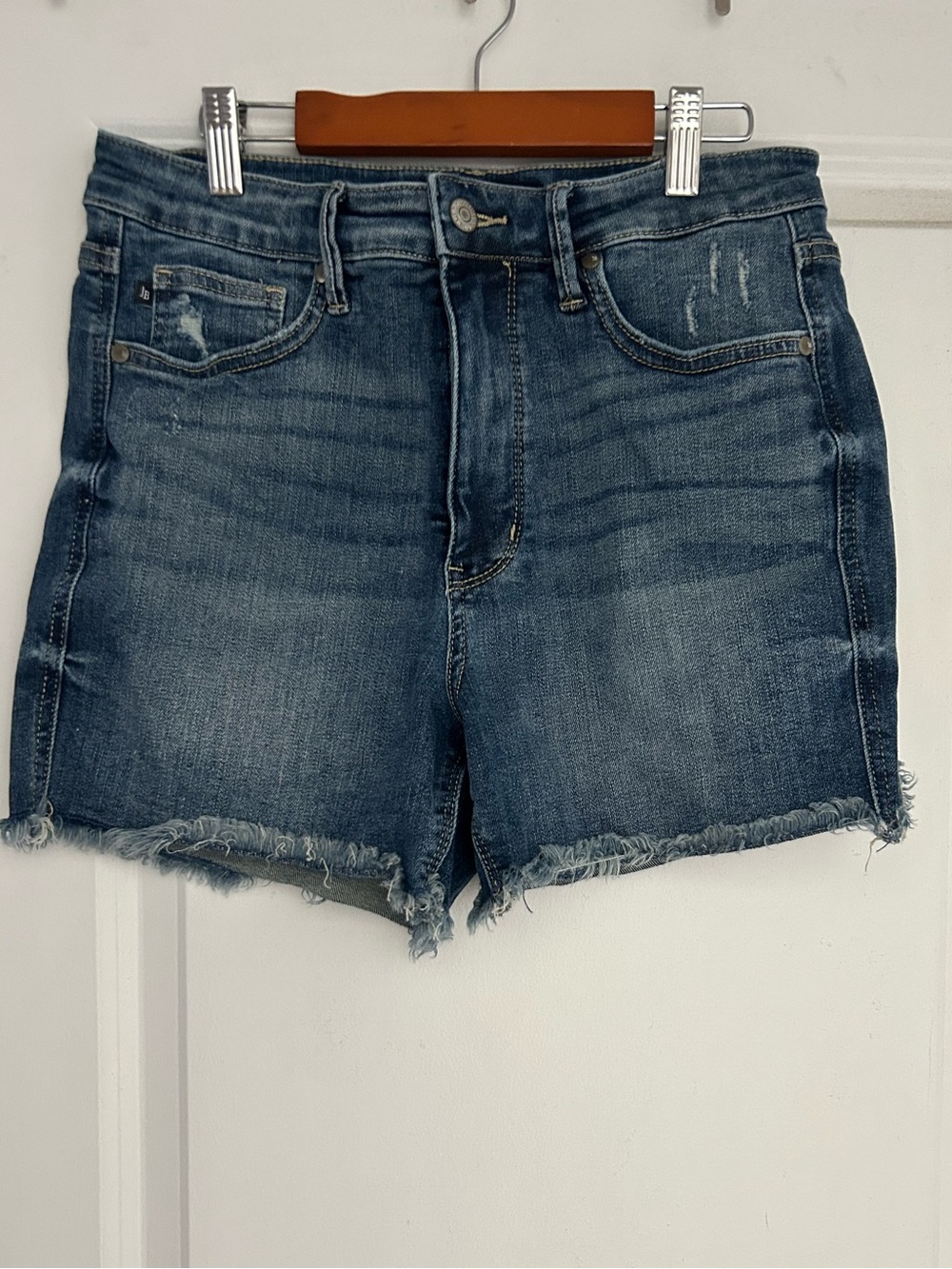Judy Blue medium-wash distressed denim shorts Large